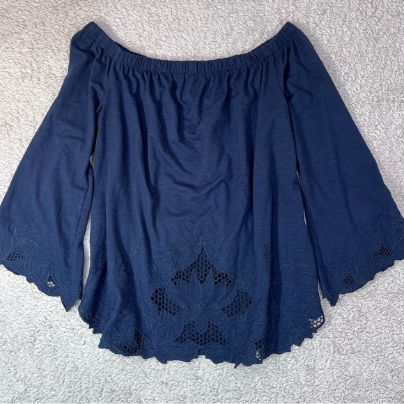 Adiva black top with cutouts on bottom of shirt and cuffs size medium - Picture 6 of 9